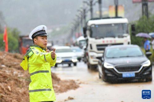 贵州交警集体吃瓜,网络热议背后的真相与反思