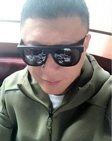 墨镜蒙面男吃瓜