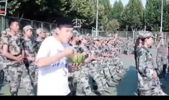 学长吃瓜被军训,学长吃瓜事件引发校园热议